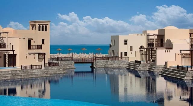https://d13c6n7sgaw7ah.cloudfront.net/projects/images/the-cove-rotana-resort-u04.webp